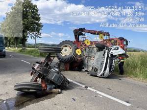 Un tractor și un autoturism s-au ciocnit puternic, iar cei doi conducători au fost răniți