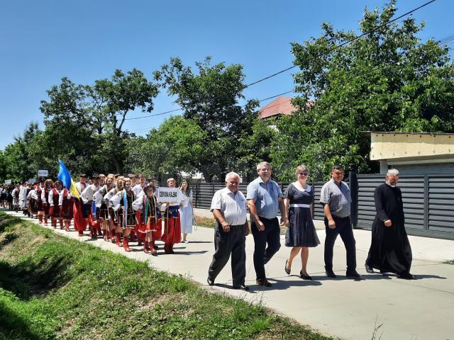 Festivalul interetnic „Conviețuiri”, cu parada grupurilor folclorice, la Negostina