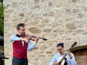 Violonistul Alexandru Tomescu şi chitaristul Dragoş Ilie, în concert la Mânăstirea Bogdana din Rădăuţi