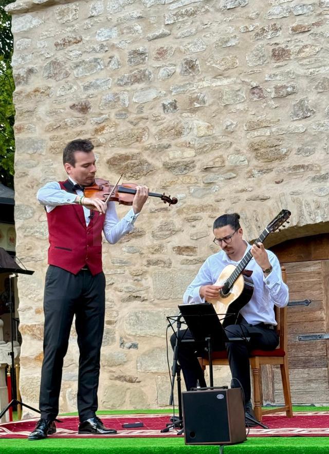 Violonistul Alexandru Tomescu şi chitaristul Dragoş Ilie, în concert la Mânăstirea Bogdana din Rădăuţi