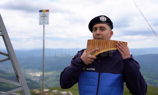 Ziua Drapelului Național, jandarmii dorneni au arborat Tricolorul pe Vârful Oușoru (1.639 m), din Munții Suhard
