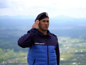 Ziua Drapelului Național, jandarmii dorneni au arborat Tricolorul pe Vârful Oușoru (1.639 m), din Munții Suhard