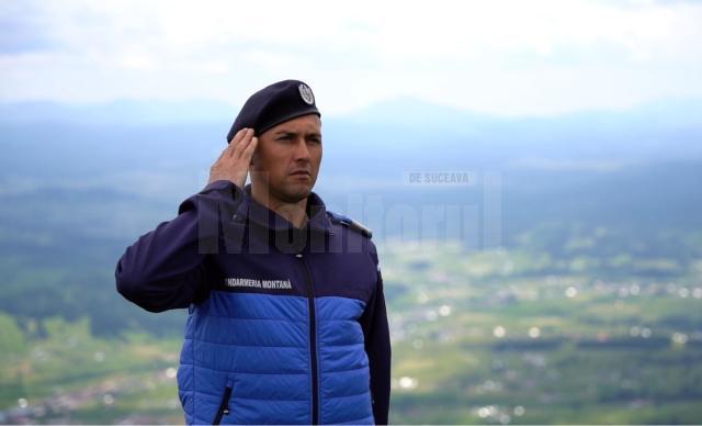 Ziua Drapelului Național, jandarmii dorneni au arborat Tricolorul pe Vârful Oușoru (1.639 m), din Munții Suhard