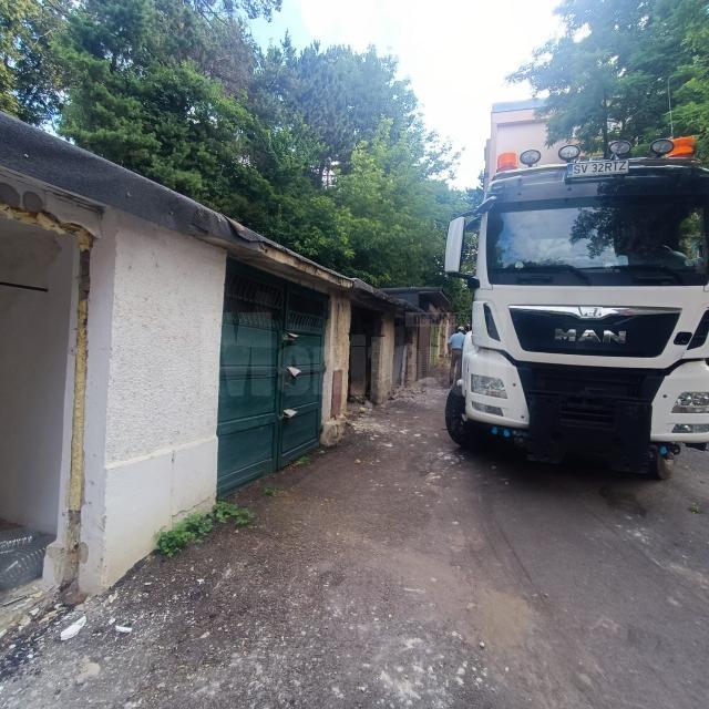 Zeci de garaje de pe Leca Morariu, demolate de Primăria Suceava