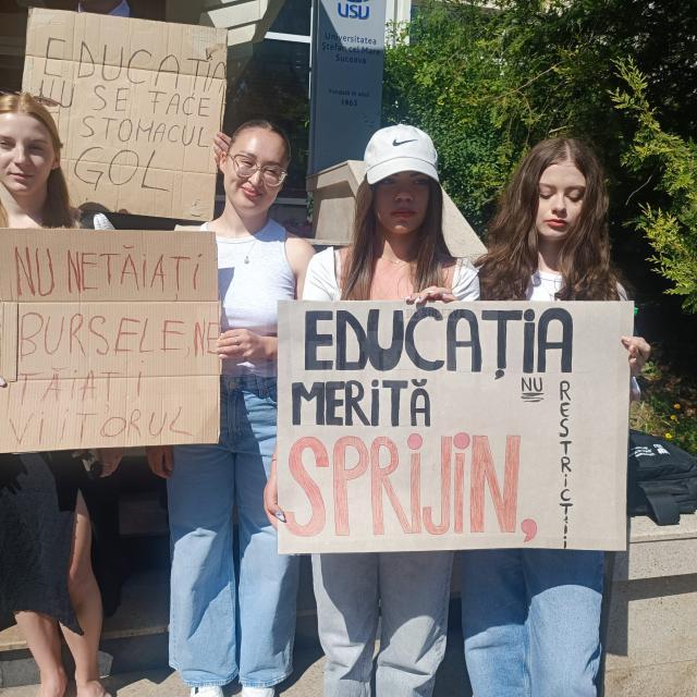 Mai mulți studenți suceveni au protestat împotriva tăierii burselor de către actualul Guvern