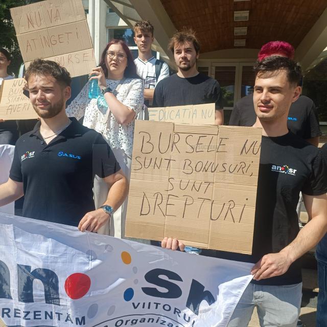 Mai mulți studenți suceveni au protestat împotriva tăierii burselor de către actualul Guvern