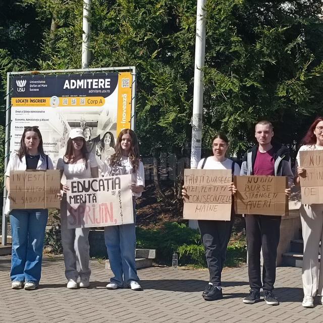 Mai mulți studenți suceveni au protestat împotriva tăierii burselor de către actualul Guvern