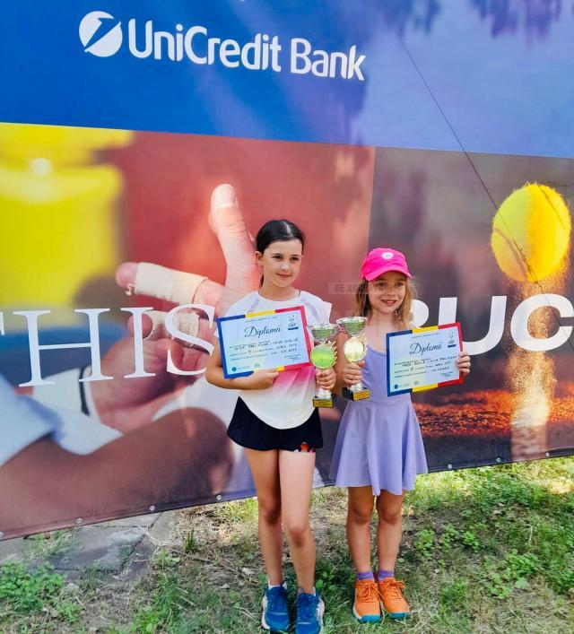 Olivia Prelipcean, în stânga imaginii, alături de partenera sa de dublu