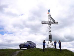 De Ziua Drapelului Național, jandarmii dorneni au arborat Tricolorul pe Vârful Oușoru (1.639 m), din Munții Suhard