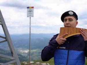 De Ziua Drapelului Național, jandarmii dorneni au arborat Tricolorul pe Vârful Oușoru (1.639 m), din Munții Suhard