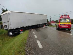 Bărbat resuscitat după ce mașina pe care o conducea s-a ciocnit violent cu un tir