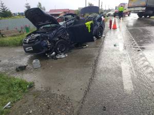 Dacia Logan, spulberată de pe șosea de un tir condus de un tânăr de 23 de ani
