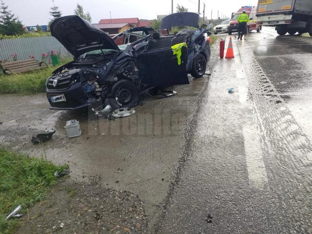 Dacia Logan, spulberată de pe șosea de un tir condus de un tânăr de 23 de ani