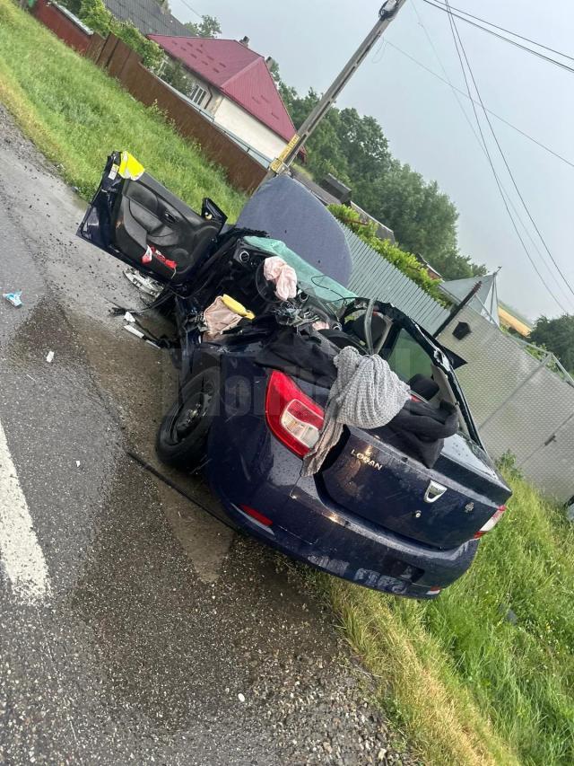Dacia Logan, spulberată de pe șosea de un tir condus de un tânăr de 23 de ani