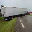Dacia Logan, spulberată de pe șosea de un tir condus de un tânăr de 23 de ani