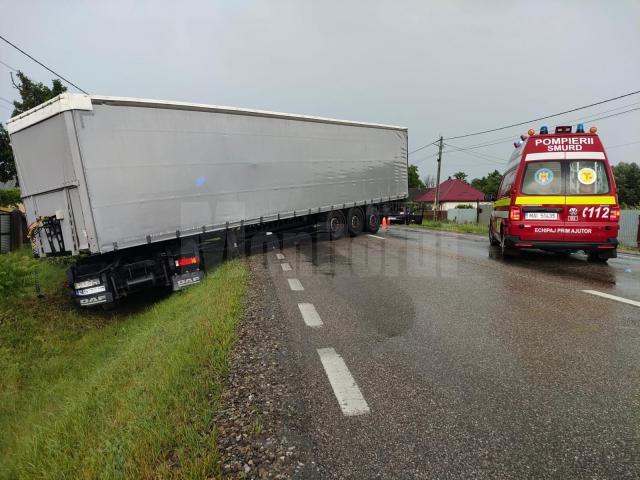 Dacia Logan, spulberată de pe șosea de un tir condus de un tânăr de 23 de ani