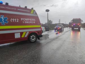 Dacia Logan, spulberată de pe șosea de un tir condus de un tânăr de 23 de ani