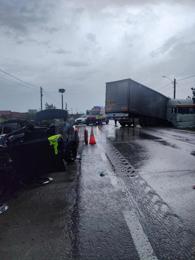 Dacia Logan, spulberată de pe șosea de un tir condus de un tânăr de 23 de ani