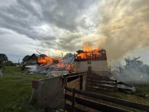 Anexă gospodărească, mistuită de un incendiu