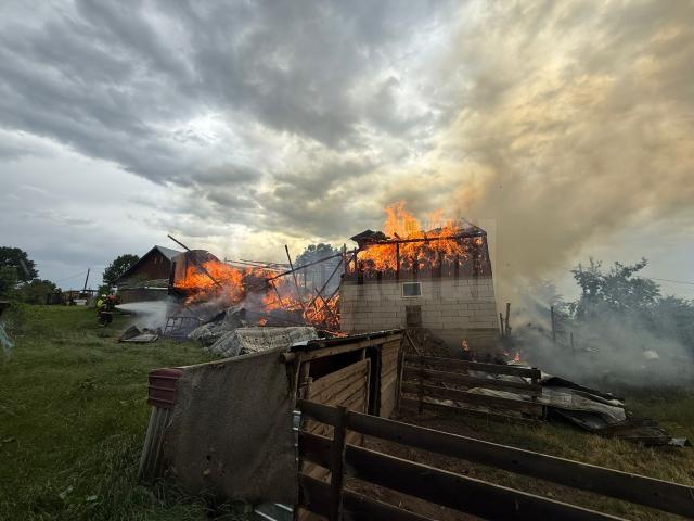 Anexă gospodărească, mistuită de un incendiu