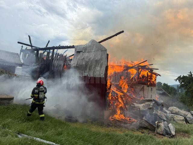 Anexă gospodărească, mistuită de un incendiu