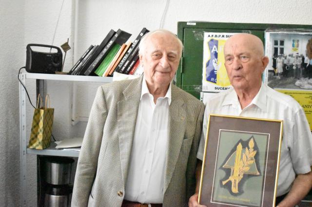 Dumitru Davidel, dedicat memoriei eroilor militari cu lucrarea „Gloria Armatei Române”, creația artistului Radu Bercea, președintele filialei sărbătorite