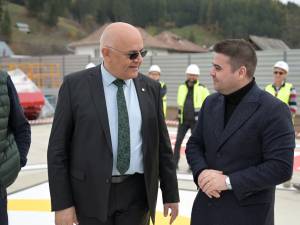 Dr. Raed Arafat şi președintele CJ Suceava, Gheorghe Şoldan, la baza medicală cu elicopter SMURD de la Câmpulung Moldovenesc