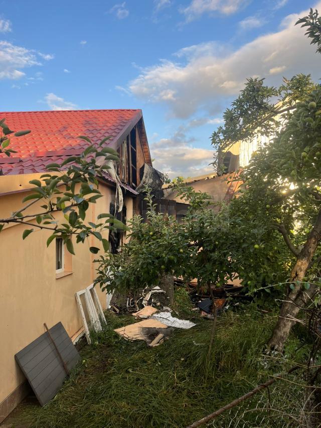 O femeie a suferit un atac de panică și a ajuns la spital după ce casa i-a luat foc