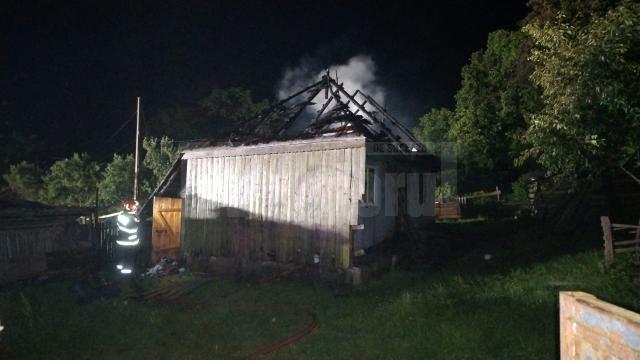 Și-a incendiat singur propria casă, profitând de absența mamei
