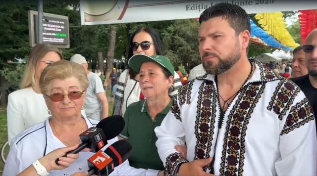 Cornelia Dumitrescu, mama ciorbei rădăuțene, e cu primarul Bogdan Loghin, la prima ediție a festivalului dedicat mâncării care a făcut celebru numele Rădăuțiului în întreaga lume