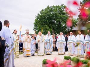 Ocrotitorii Sihăstriei Dragomirnei, Sfinții Apostoli Petru și Pavel, cinstiți prin Liturghie arhierească
