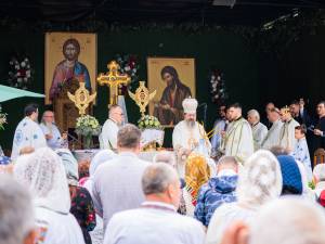 Ocrotitorii Sihăstriei Dragomirnei, Sfinții Apostoli Petru și Pavel, cinstiți prin Liturghie arhierească