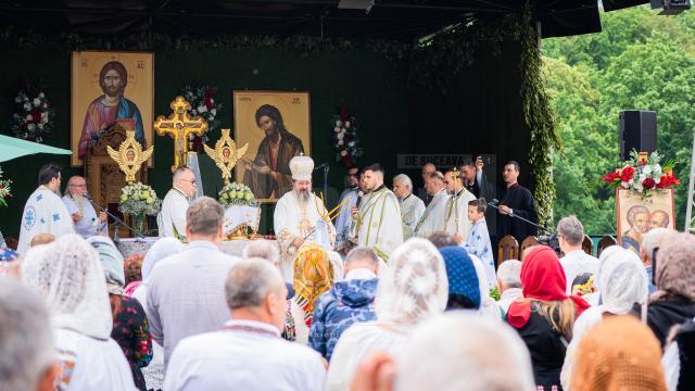 Ocrotitorii Sihăstriei Dragomirnei, Sfinții Apostoli Petru și Pavel, cinstiți prin Liturghie arhierească