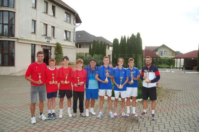 Finalistele competiției, Belgia, în stânga, și Franța, în dreapta, alături de Costel Chelariu