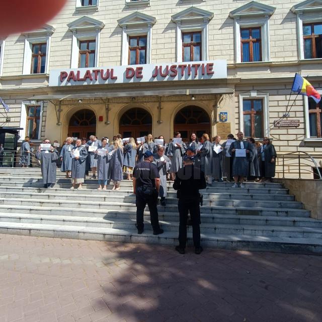 Grefierii din Palatul de Justiție Suceava au declanșat marți un protest spontan și au oprit activitatea