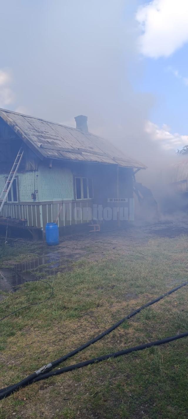 Un incendiu uriaș a mistuit o casă, anexe și mai multe animale