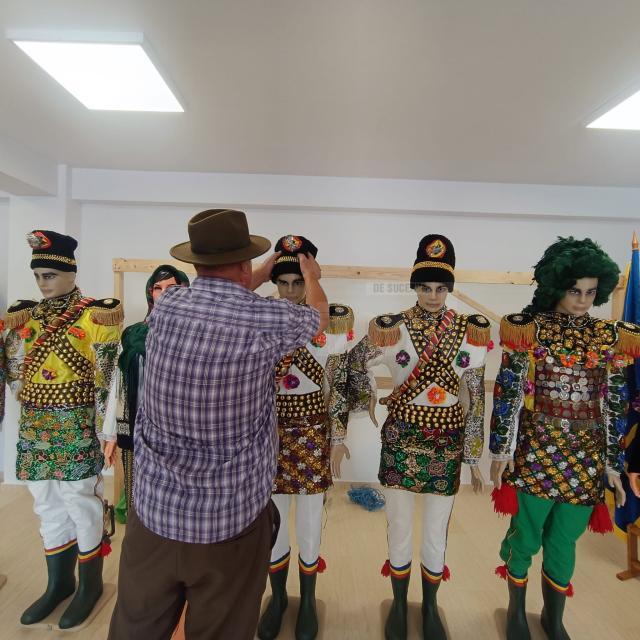Un colț al tradițiilor populare ia naștere în Căminul Cultural din Moara