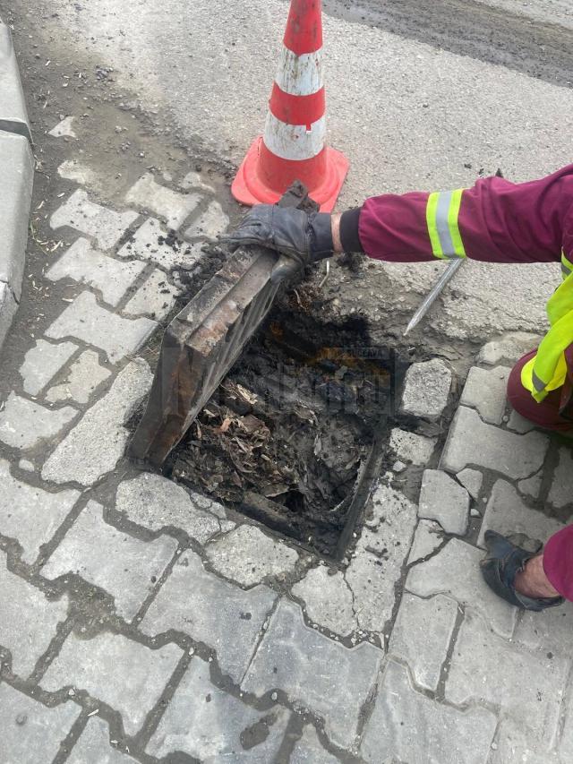 Decolmatarea gurilor de scurgere a apei pluviale - necesitate pentru perioadele cu ploi