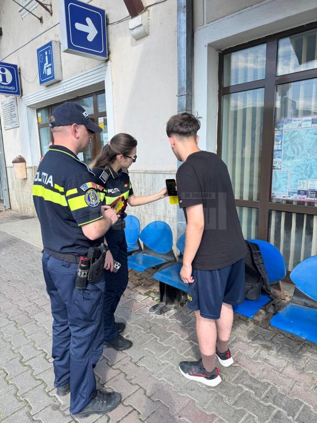 Polițiștii i-au avertizat pe tineri, timp de o săptămână, privind „Selfie-ul pe tren”