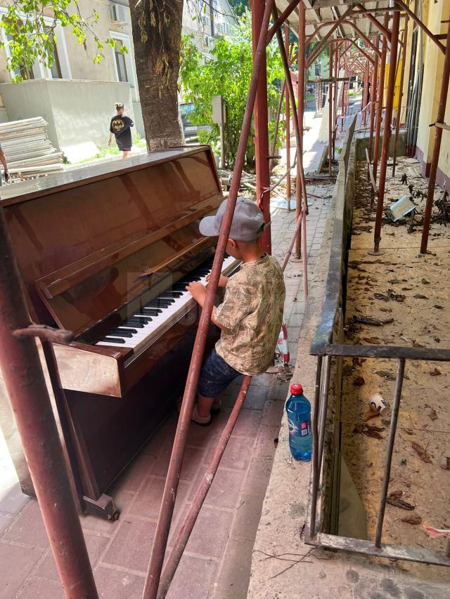 Minirecital susținut de un copil de 7 ani, la o pianina abandonată după renovări, la un bloc de pe Aleea Ion Grămadă din centrul Sucevei