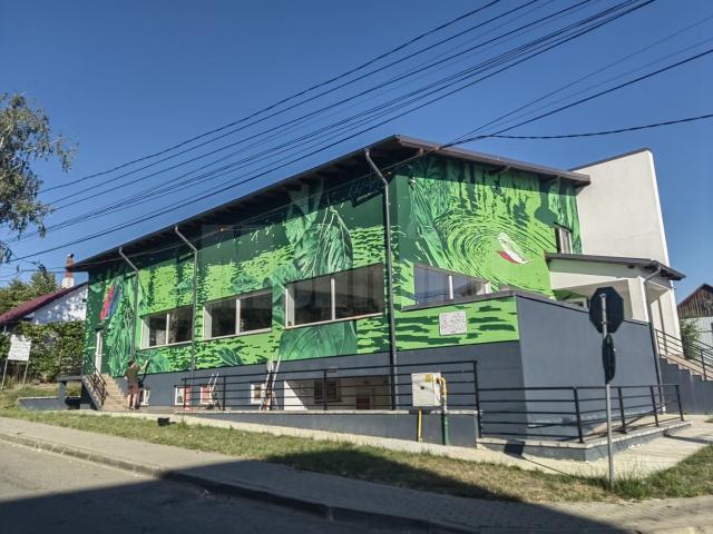 Prima pictură murală de mari dimensiuni din Siret, realizată de artistul polonez Wojciech Woźniak, vernisată vineri. Sursa foto FB - Institutul Polonez din București