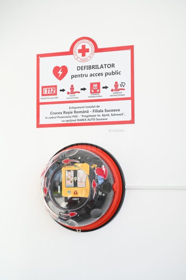 Primul defibrilator dintr-un spațiu public din centrul Sucevei, instalat vineri de Crucea Roșie