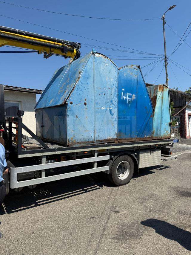 9 chioșcuri și 8 mese care figurau fără contract și ocupau domeniul public, scoase din Piața Centrală a Sucevei