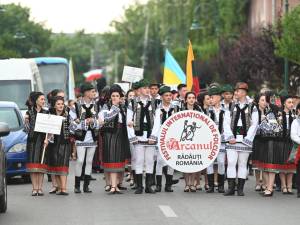 Formații din Insula Paștelui – Chile, România, Grecia, Polonia și alte țări au făcut spectacol în deschiderea Festivalului Arcanul din Rădăuți