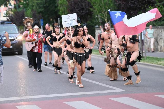 Formații din Insula Paștelui – Chile, România, Grecia, Polonia și alte țări au făcut spectacol în deschiderea Festivalului Arcanul din Rădăuți