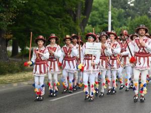 Formații din Insula Paștelui – Chile, România, Grecia, Polonia și alte țări au făcut spectacol în deschiderea Festivalului Arcanul din Rădăuți