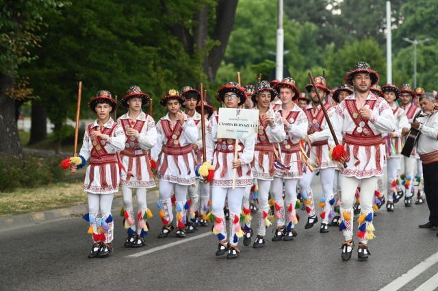 Formații din Insula Paștelui – Chile, România, Grecia, Polonia și alte țări au făcut spectacol în deschiderea Festivalului Arcanul din Rădăuți