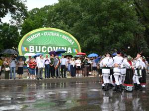 Formații din Insula Paștelui – Chile, România, Grecia, Polonia și alte țări au făcut spectacol în deschiderea Festivalului Arcanul din Rădăuți