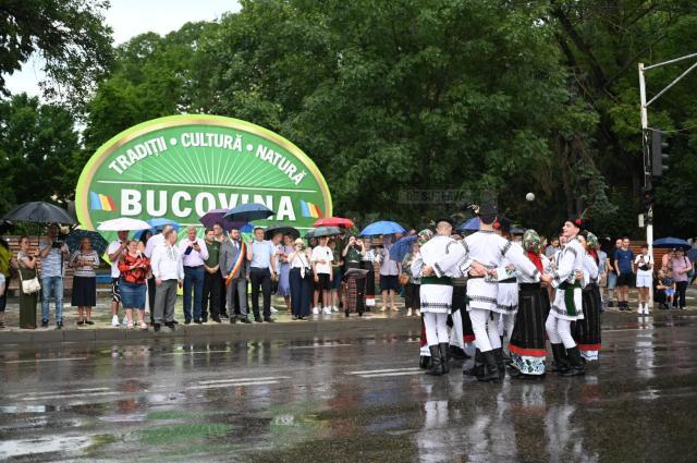 Formații din Insula Paștelui – Chile, România, Grecia, Polonia și alte țări au făcut spectacol în deschiderea Festivalului Arcanul din Rădăuți