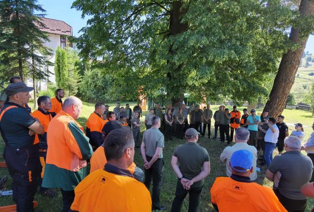 Startul concursului „Cel mai bun fasonator”, desfășurat la Ocolul Silvic Moldovița, cu tragerea la sorți a ordinii de participare